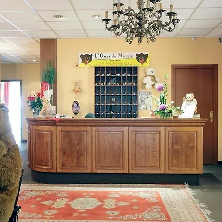 Logis L'ours De Отель