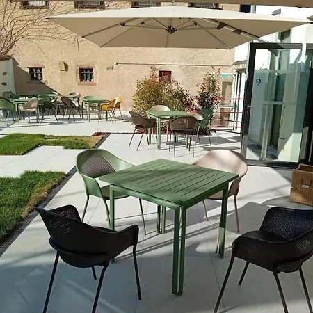 Logis L'ours De Отель 3*