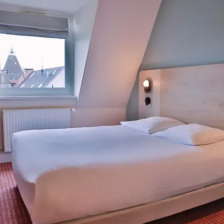 Logis L'ours De Отель