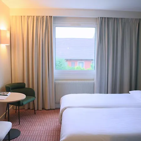 Logis L'ours De Отель Мюциг