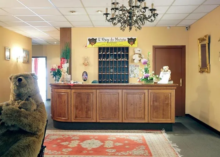 Logis L'ours De ホテル